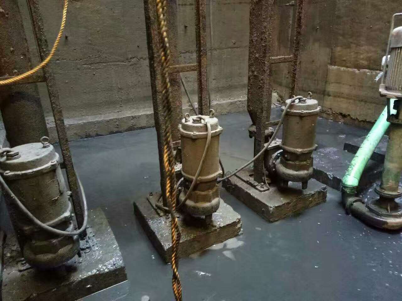 郊区污水池清理